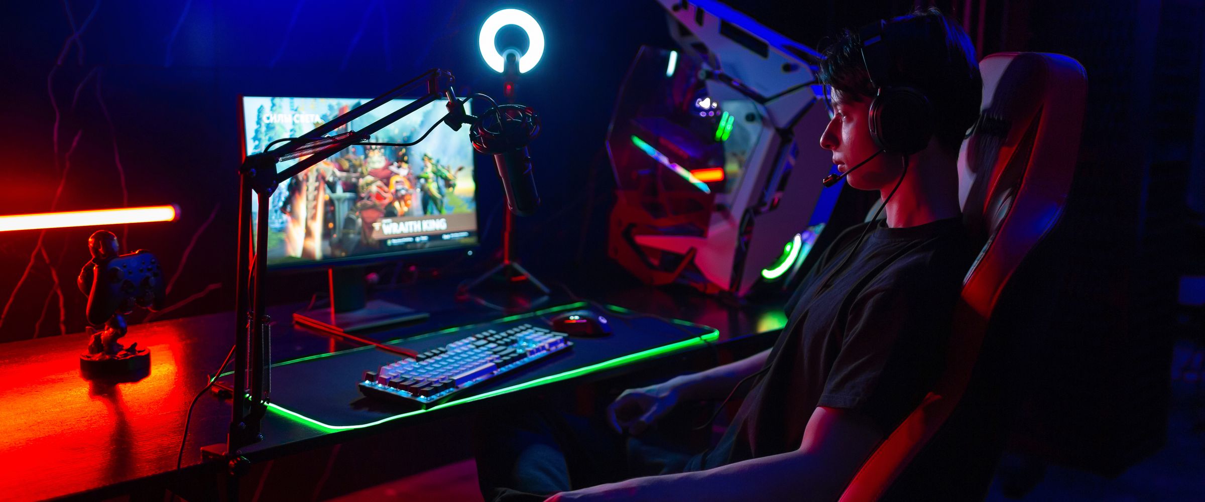Gracz przy stanowisku LORGAR w kolorowym świetle &mdash; monitor, podświetlana klawiatura i podkładka RGB