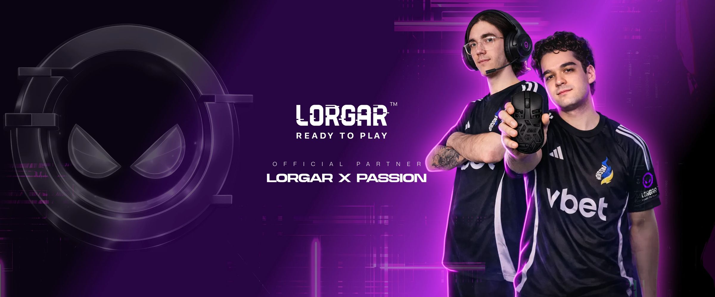 Baner partnerstwa LORGAR x Passion z zawodnikami drużyny w fioletowym świetle