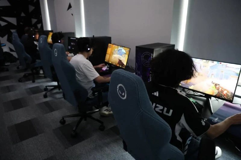 Trening drużyny w A&P Performance Lab widziany zza pleców zawodników