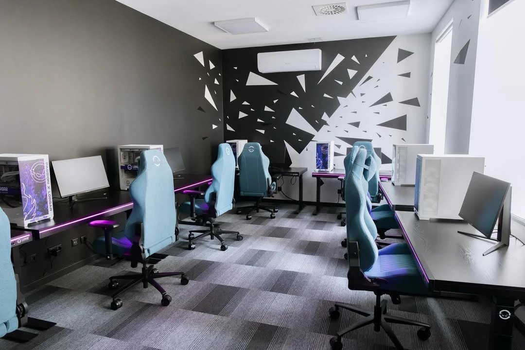 Wnętrze A&P Performance Lab w Rydze: rząd stanowisk z komputerami LORGAR, fotelami i podświetleniem LED biurek