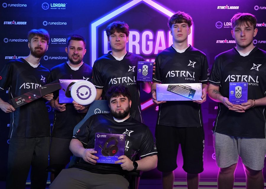 Zawodnicy Astral Esports z pudełkami sprzętu LORGAR na scenie turnieju LORGAR RANKINGS